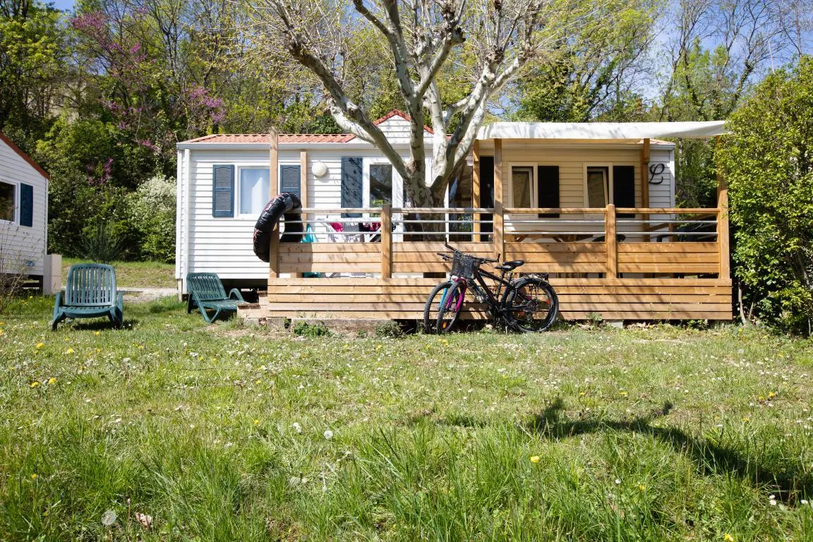 Mobil-Home Grand Confort BLEU 32m² 3ch. - 6pers. - Ardèche Camping