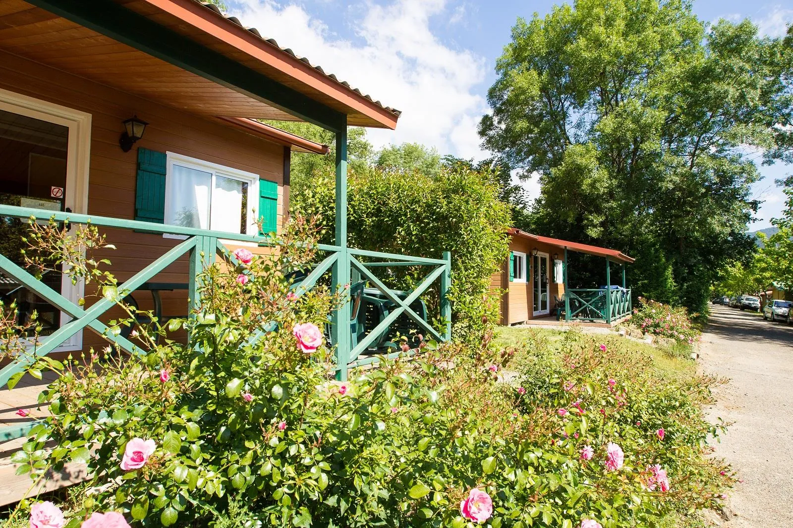 Chalet Confort ROUGE 35m² 2ch. – 5pers.  ( 4 adults maximum) - Ardèche Camping